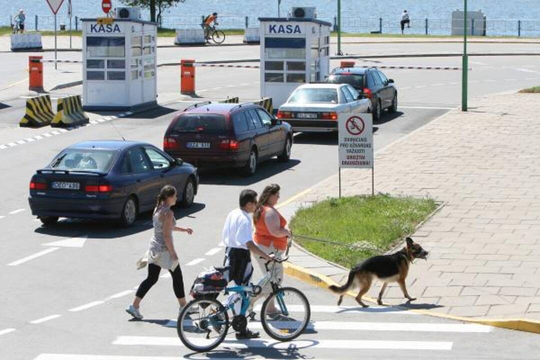 Į keltus – automobilių eilės
