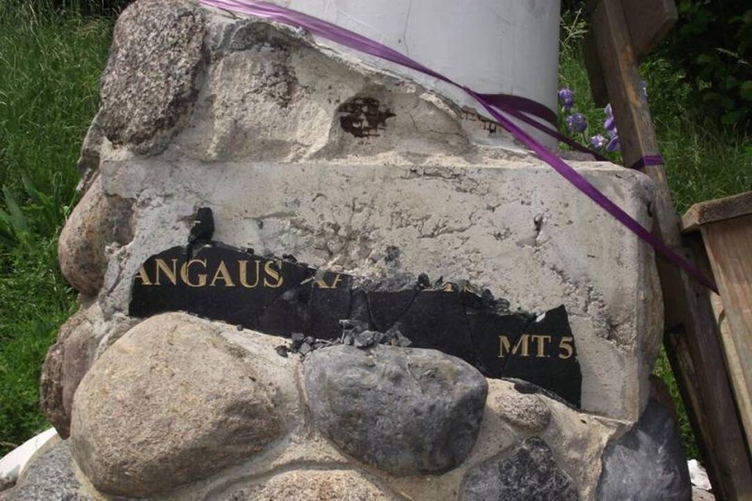 Kaune suniokotas D. Kedžiui skirtas paminklas – angelui nukirsta galva