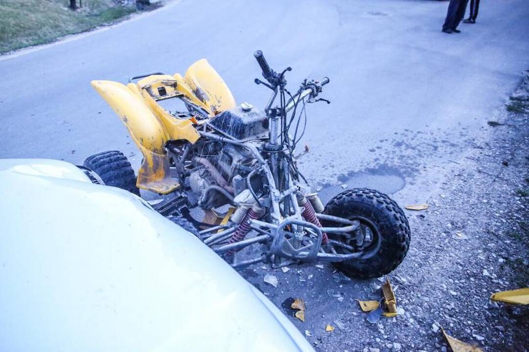 Keturračio ir automobilio avarija: sužaloti du žmonės