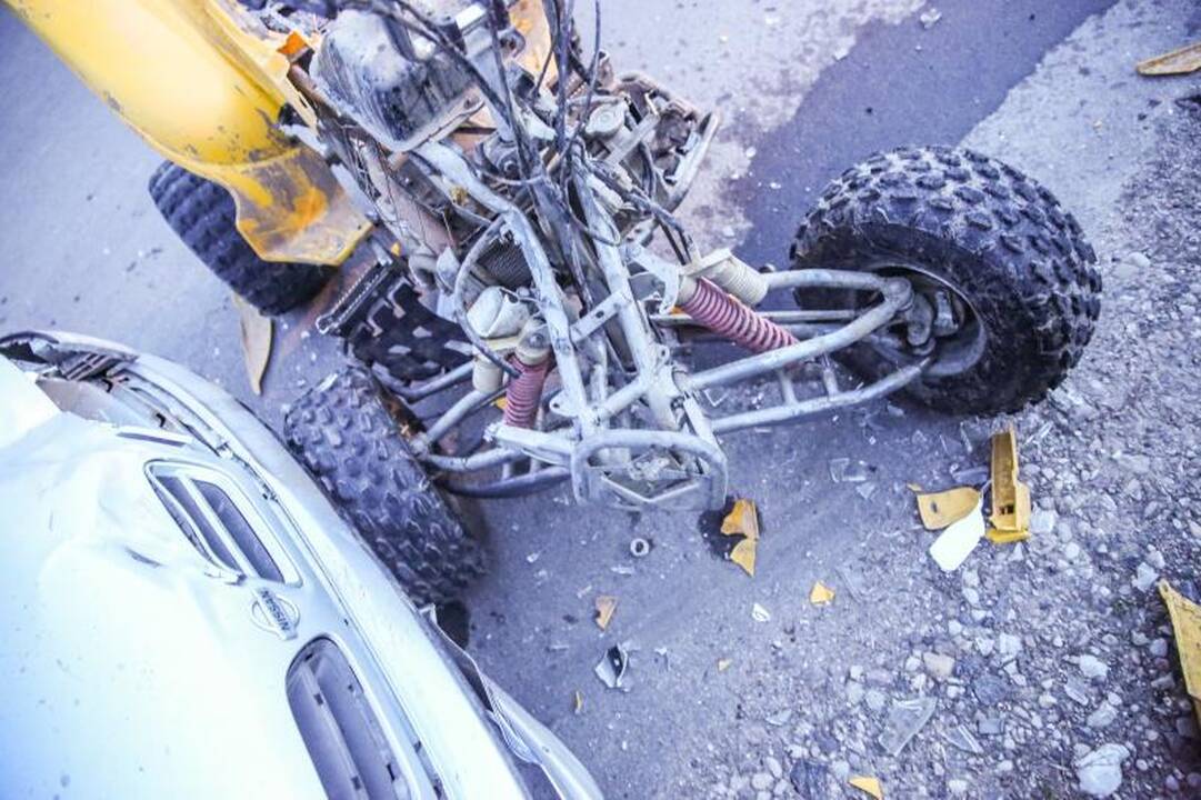 Keturračio ir automobilio avarija: sužaloti du žmonės