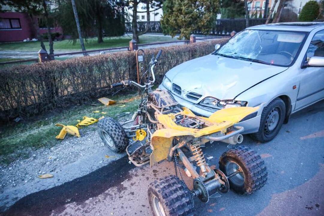 Keturračio ir automobilio avarija: sužaloti du žmonės