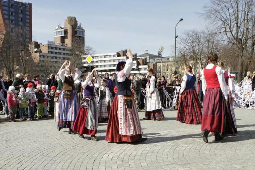 Klaipėdos parama Kudži: popierinės gervės nutūpė ant sakūrų
