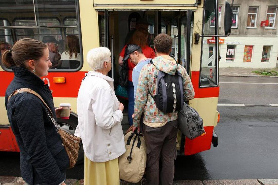 Į autobusą – tik pro priekines duris!