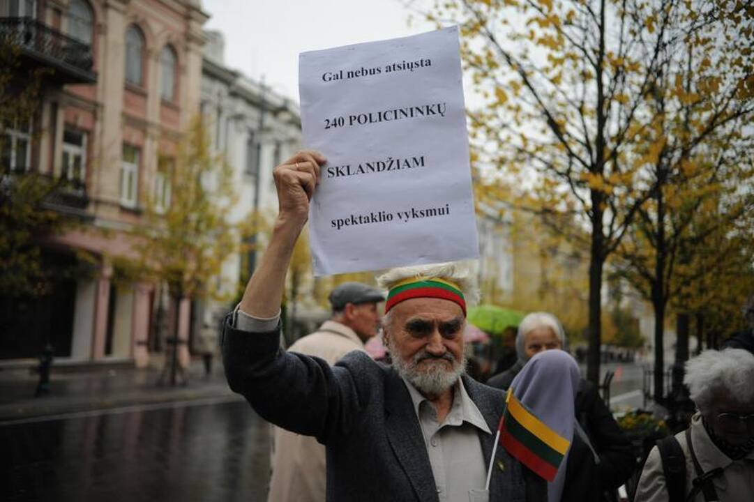 Skandalingo spektaklio žiūrovai aktoriams, režisieriui plojo atsistoję