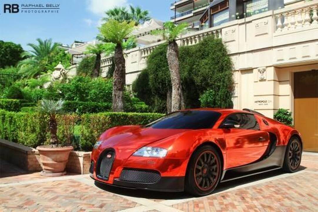 Akinančiai blizgantis raudonas „Bugatti Veyron“