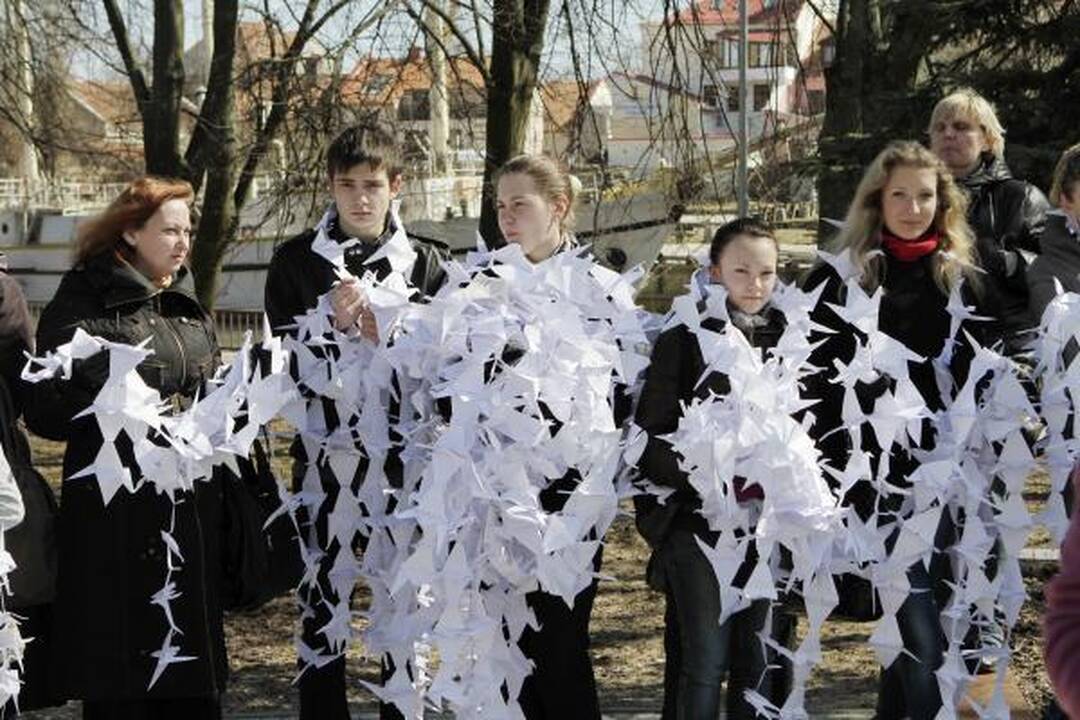Klaipėdos parama Kudži: popierinės gervės nutūpė ant sakūrų