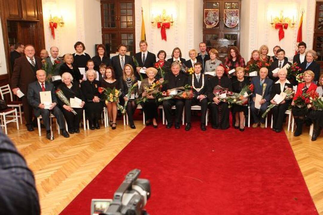 Kauno rotušėje 26-iems kauniečiams įteikti „Gerumo kristalai“