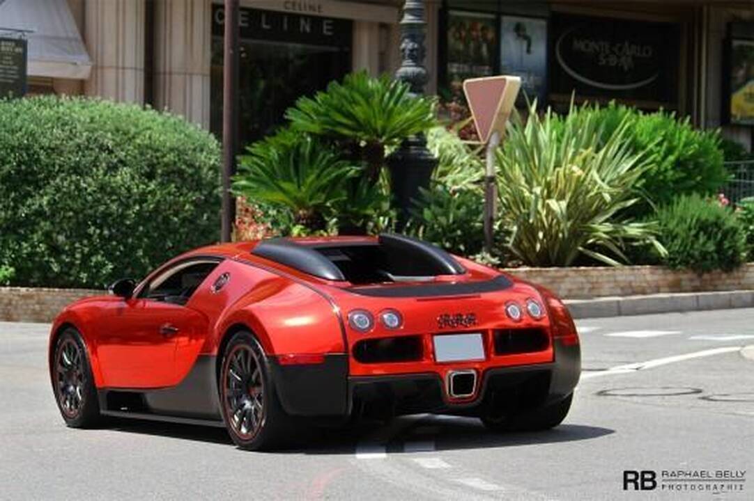 Akinančiai blizgantis raudonas „Bugatti Veyron“