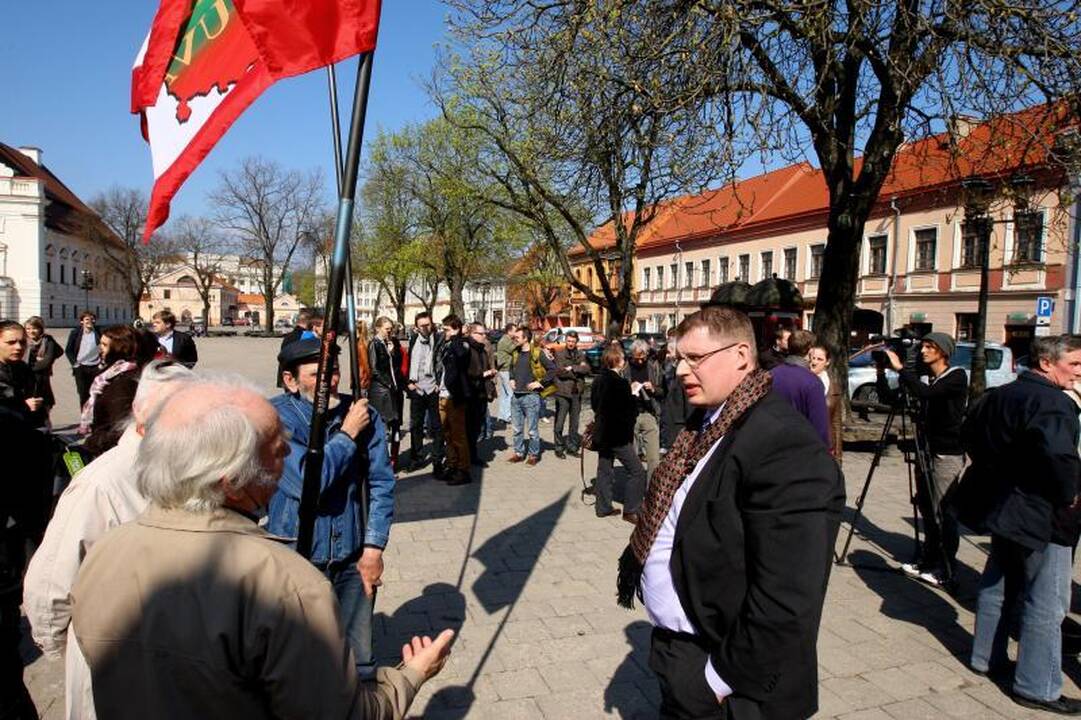 Klaipėdos parama Kudži: popierinės gervės nutūpė ant sakūrų