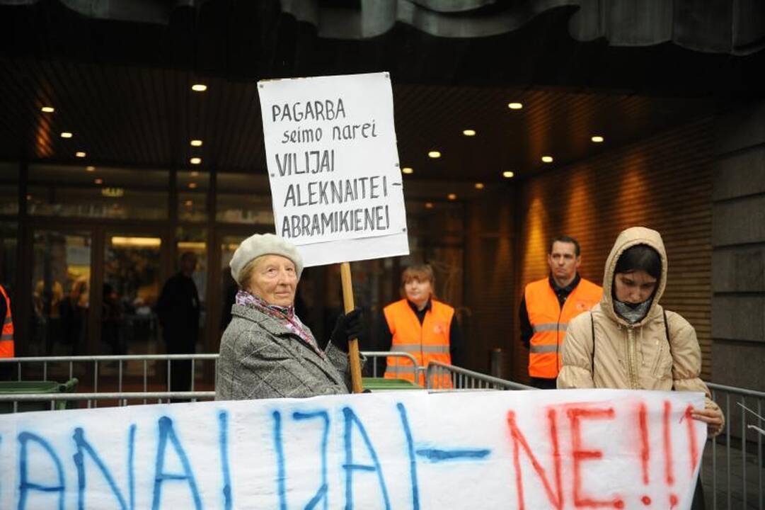 Skandalingo spektaklio žiūrovai aktoriams, režisieriui plojo atsistoję