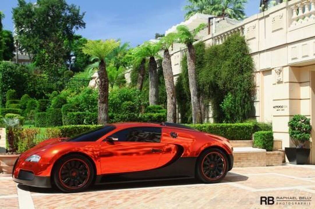 Akinančiai blizgantis raudonas „Bugatti Veyron“