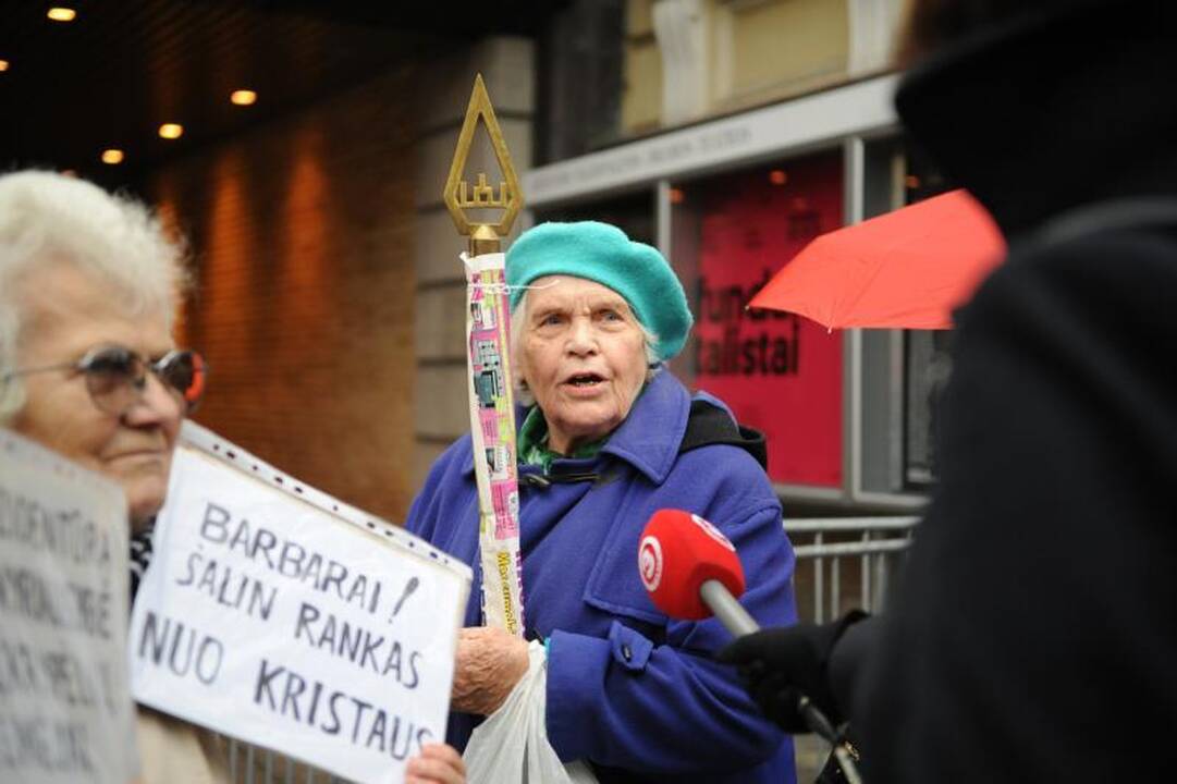 Skandalingo spektaklio žiūrovai aktoriams, režisieriui plojo atsistoję