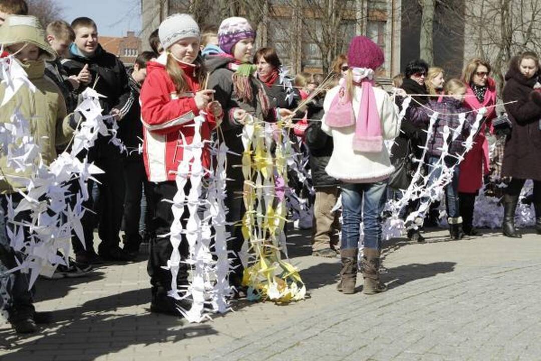 Klaipėdos parama Kudži: popierinės gervės nutūpė ant sakūrų