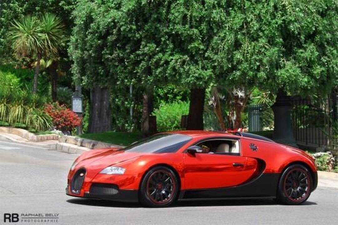 Akinančiai blizgantis raudonas „Bugatti Veyron“