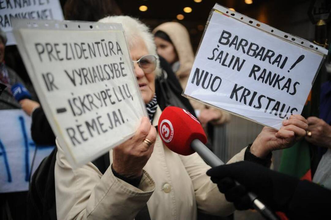 Skandalingo spektaklio žiūrovai aktoriams, režisieriui plojo atsistoję