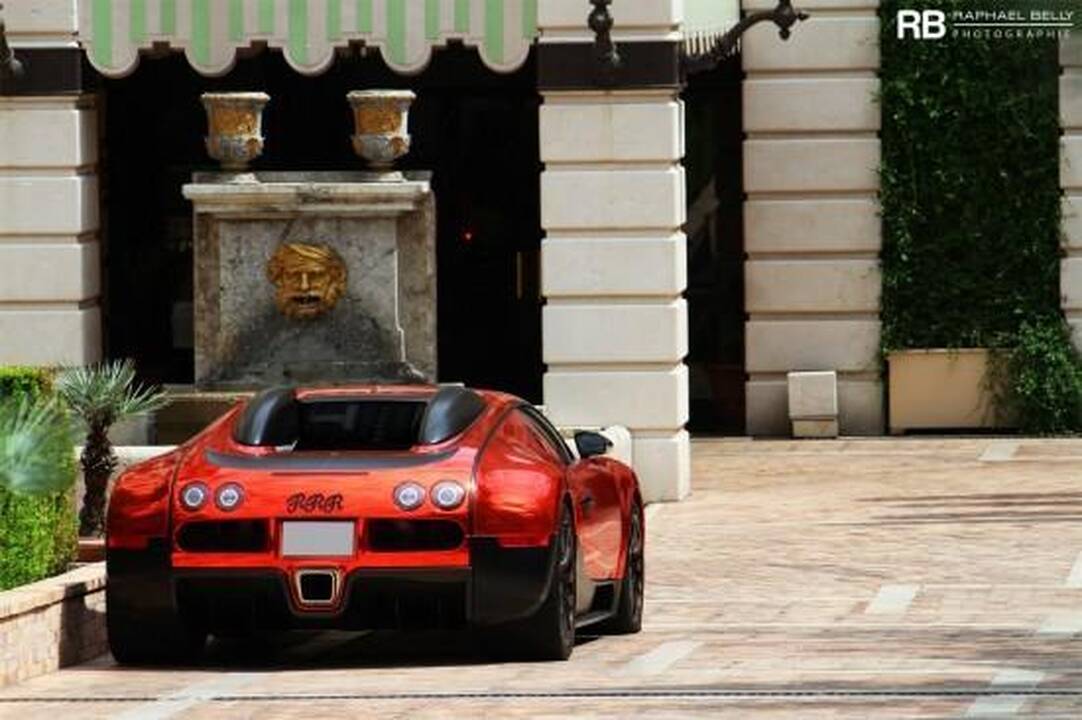 Akinančiai blizgantis raudonas „Bugatti Veyron“