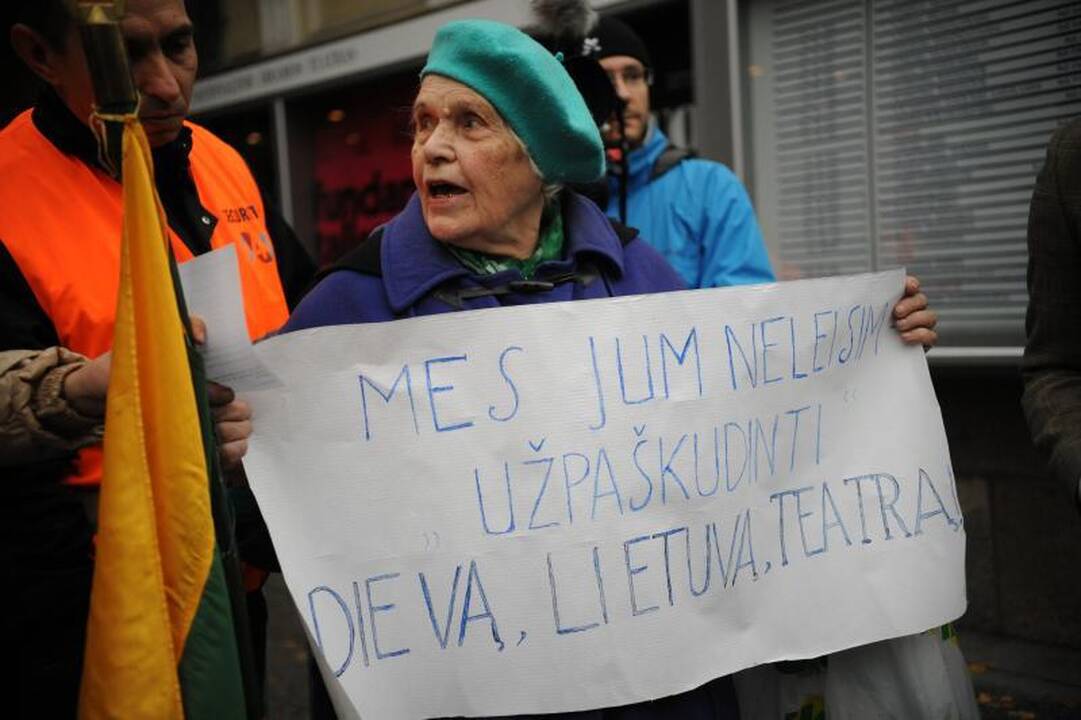 Skandalingo spektaklio žiūrovai aktoriams, režisieriui plojo atsistoję