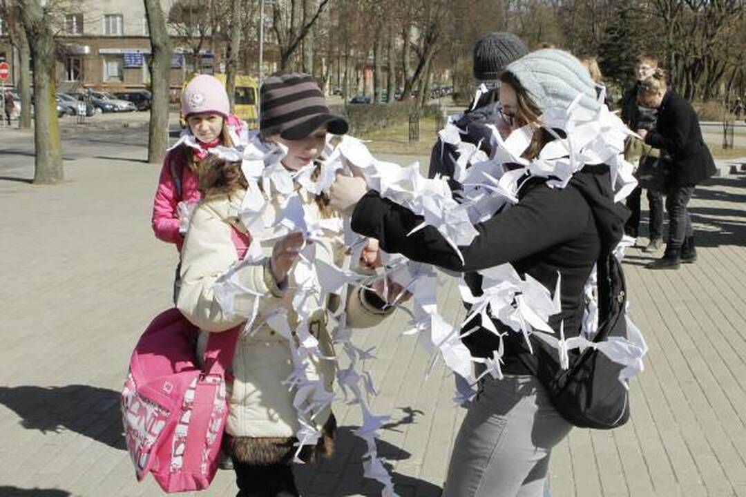Klaipėdos parama Kudži: popierinės gervės nutūpė ant sakūrų