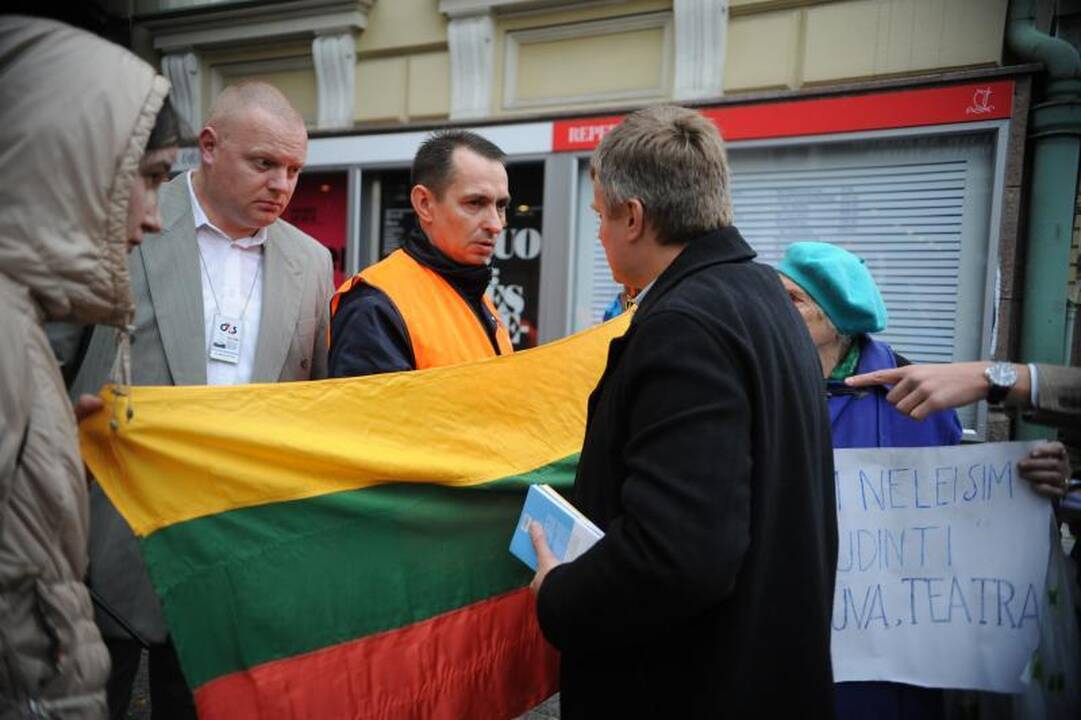 Skandalingo spektaklio žiūrovai aktoriams, režisieriui plojo atsistoję