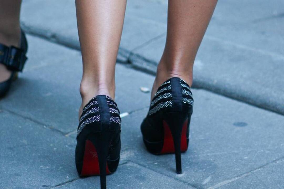 Kaip avėti aukštakulnius, kad kuo mažiau kentėtų kojos?