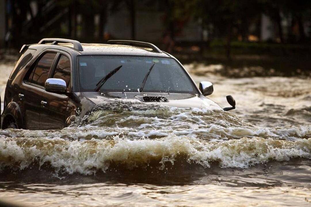 Įspūdinga: kaip patvinusiame Tailande vairuotojai „driftina“