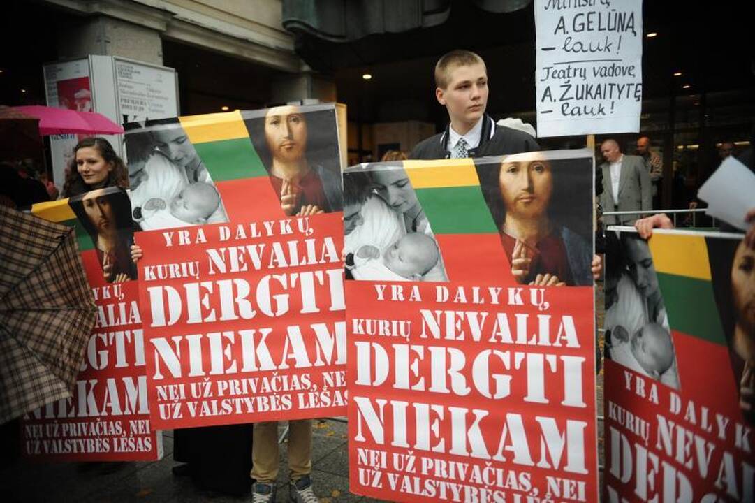 Skandalingo spektaklio žiūrovai aktoriams, režisieriui plojo atsistoję