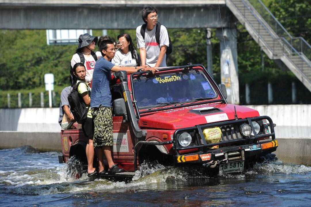 Įspūdinga: kaip patvinusiame Tailande vairuotojai „driftina“