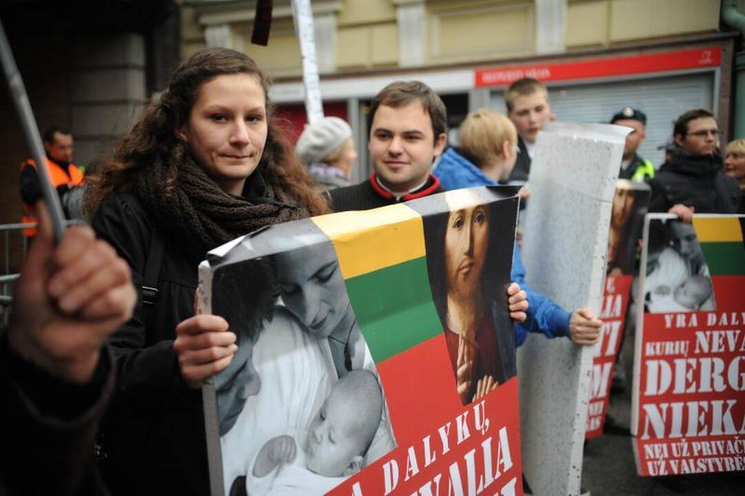 Skandalingo spektaklio žiūrovai aktoriams, režisieriui plojo atsistoję