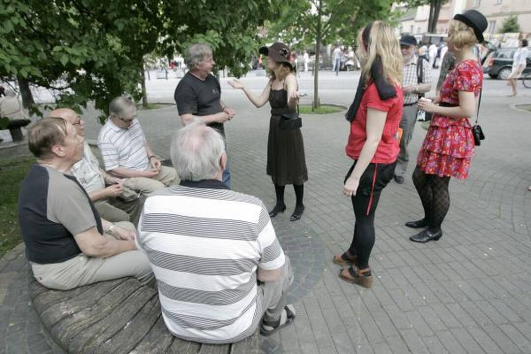 Vilniaus Rotušės aikštėje - komplimentų dalijimo akcija