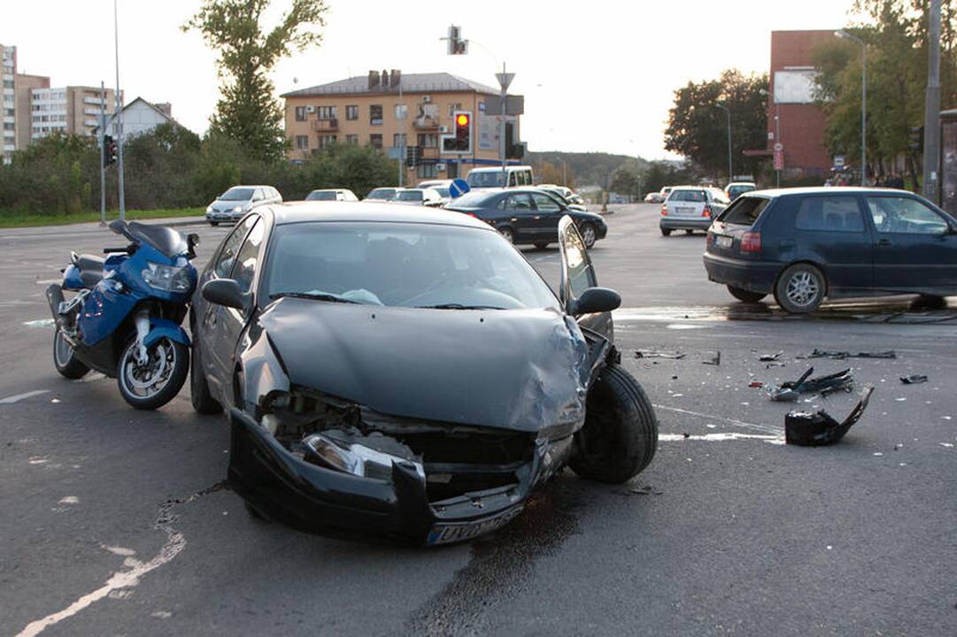 Vilniuje susidūrus automobiliams nukentėjo motociklininkas