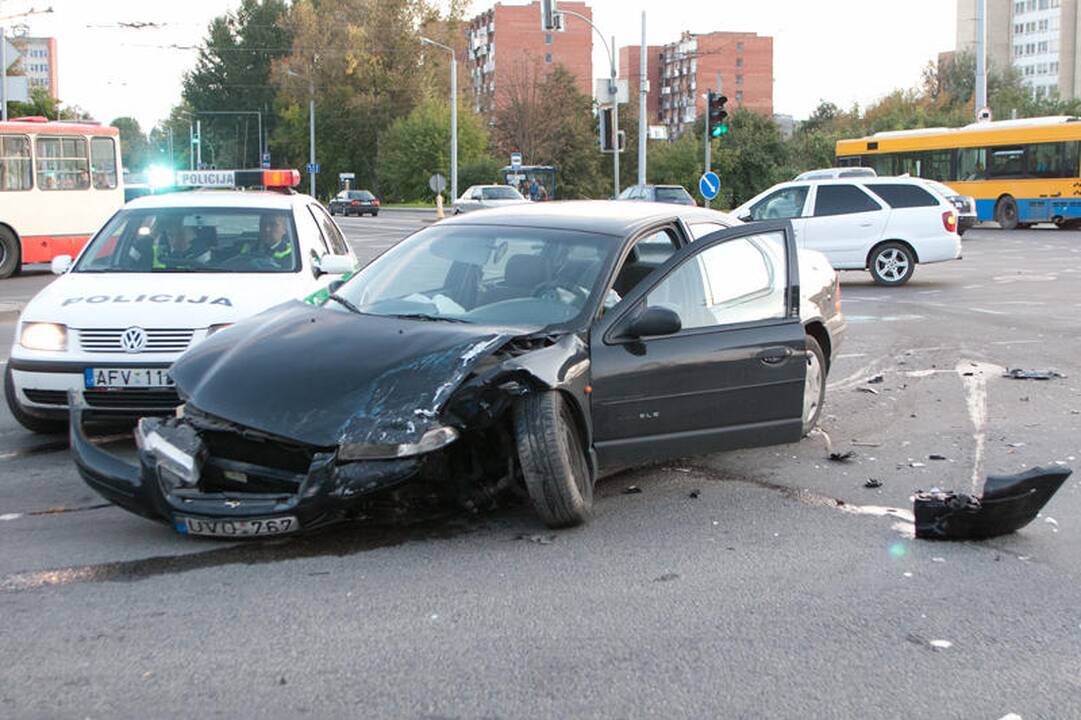 Vilniuje susidūrus automobiliams nukentėjo motociklininkas