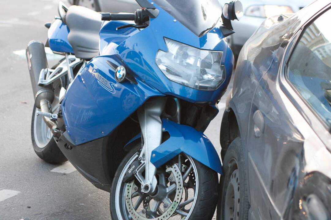 Vilniuje susidūrus automobiliams nukentėjo motociklininkas