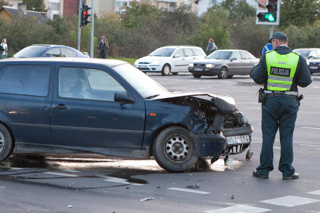 Vilniuje susidūrus automobiliams nukentėjo motociklininkas