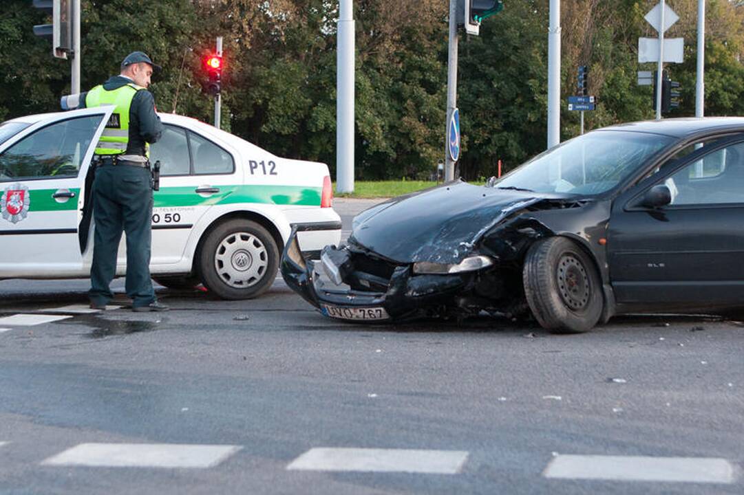 Vilniuje susidūrus automobiliams nukentėjo motociklininkas