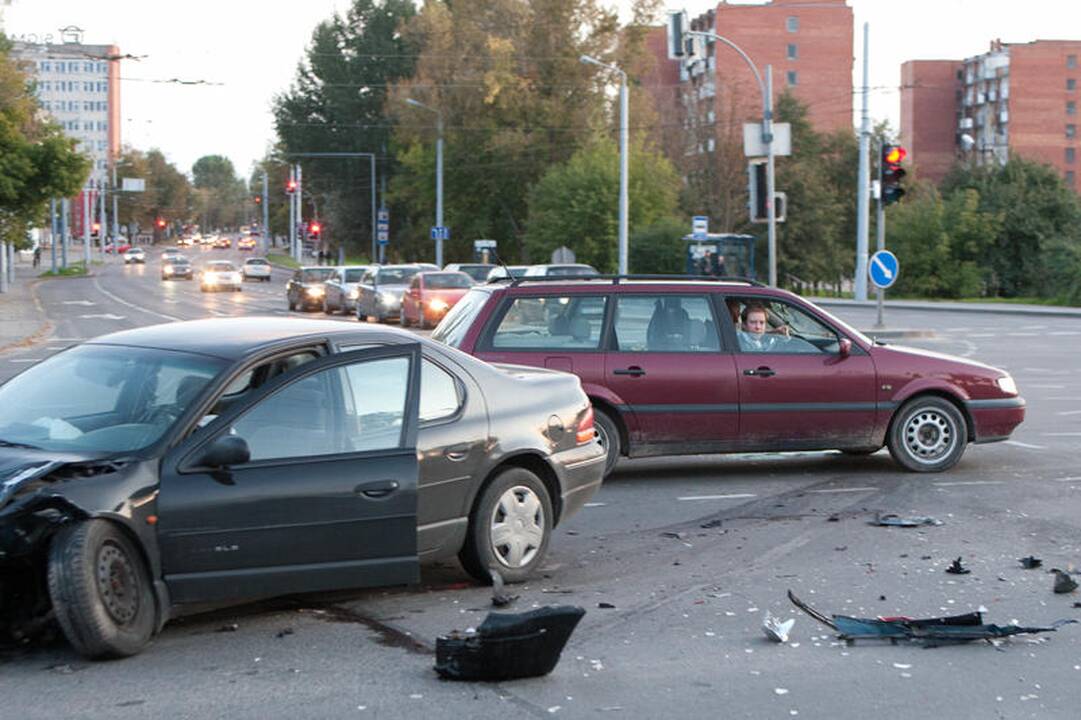 Vilniuje susidūrus automobiliams nukentėjo motociklininkas