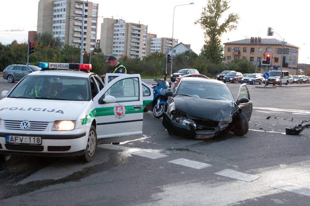 Vilniuje susidūrus automobiliams nukentėjo motociklininkas