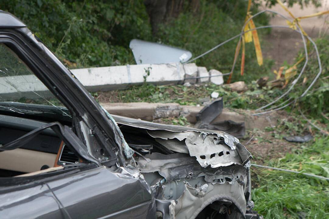 Pakeliui į „Belmontą“ visureigis daužė automobilius ir vartė stulpus