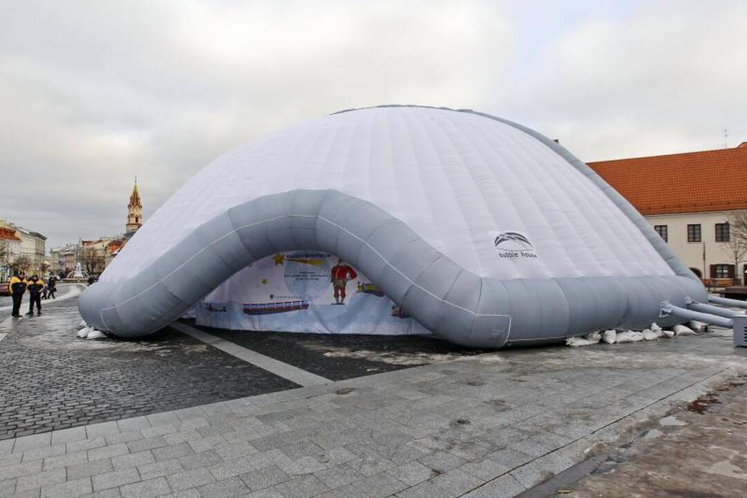 Rotušės aikštėje vietoj Kalėdų miestelio – burbulas