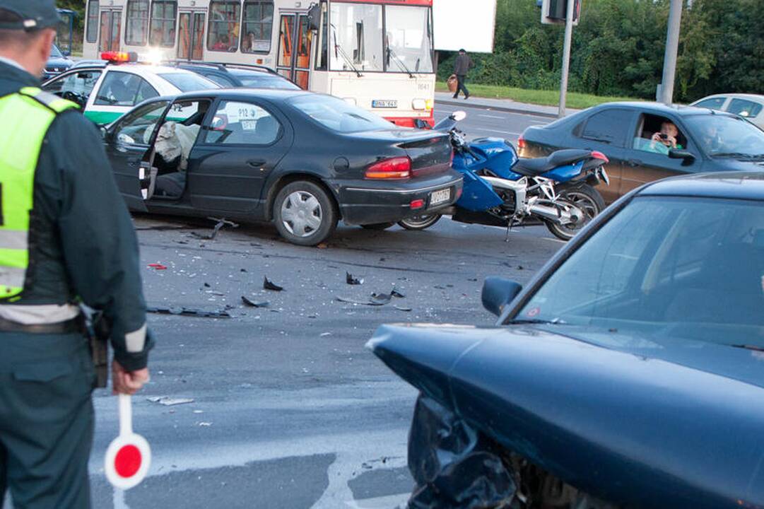 Vilniuje susidūrus automobiliams nukentėjo motociklininkas