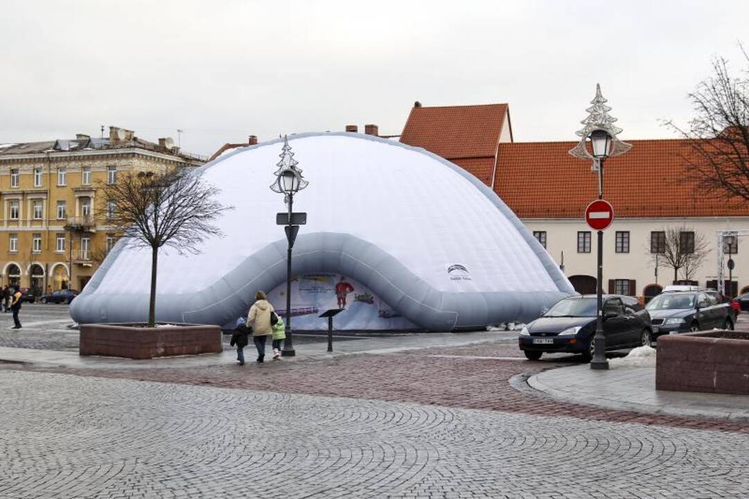 Rotušės aikštėje vietoj Kalėdų miestelio – burbulas