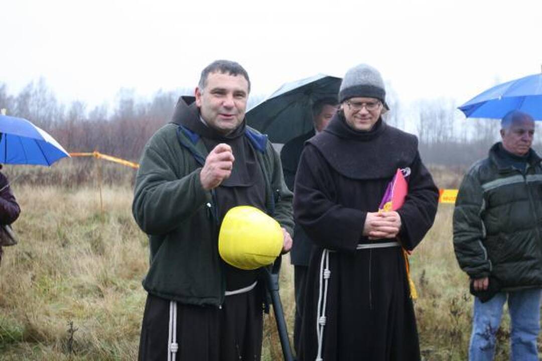 Pranciškonai kastuvais paskelbė onkologinio centro statybų pradžią 