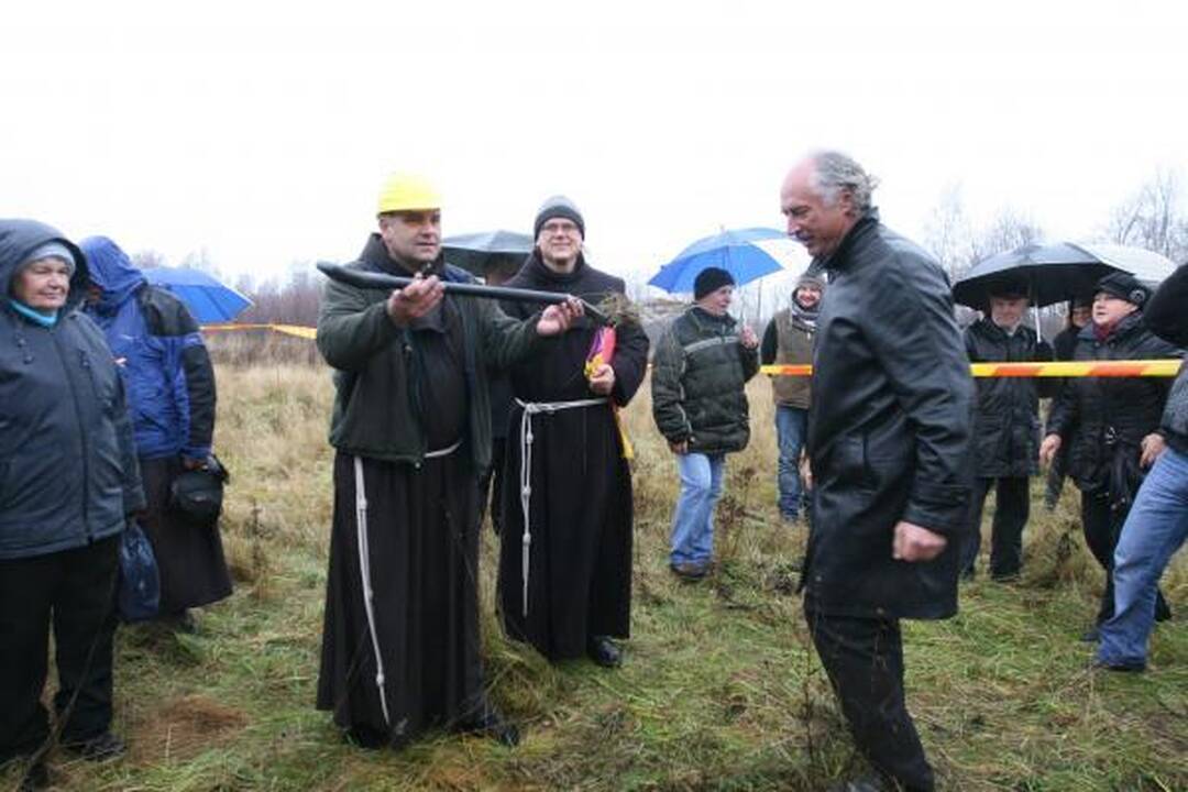 Pranciškonai kastuvais paskelbė onkologinio centro statybų pradžią 
