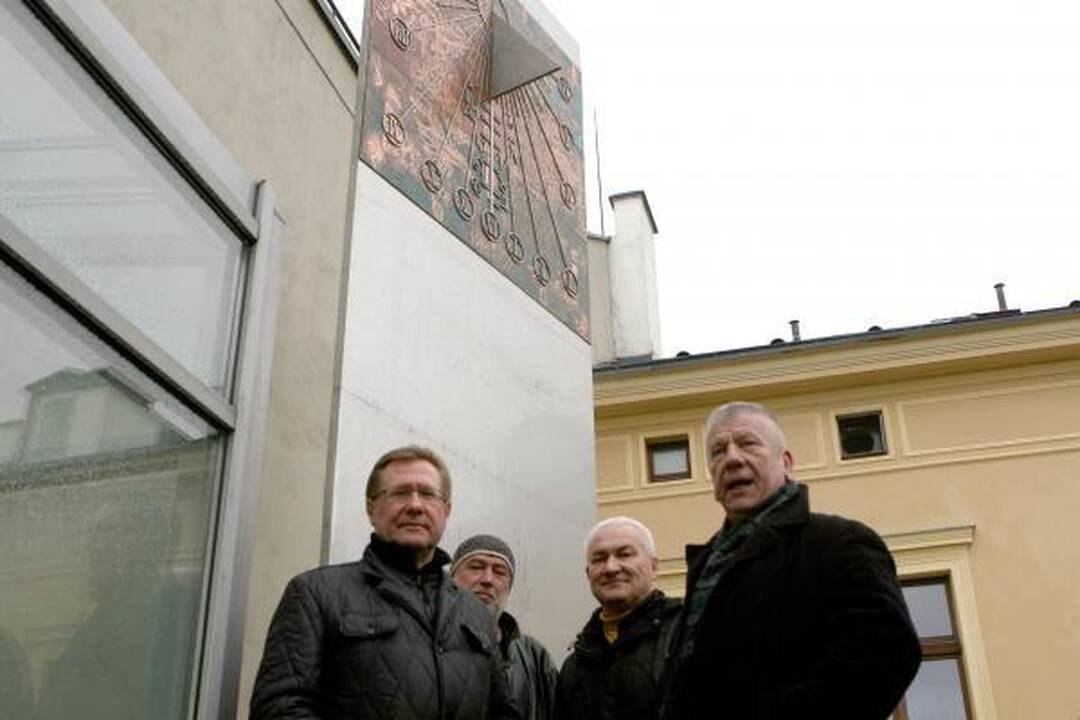 Bibliotekos kieme laiką matuos Saulės laikrodis 