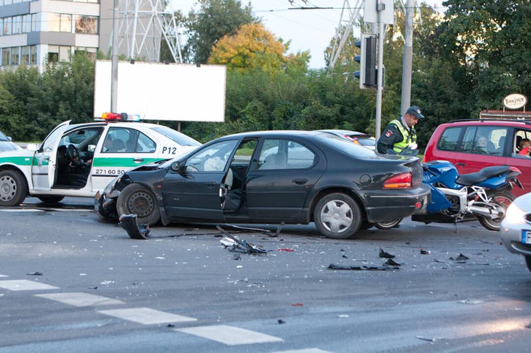Vilniuje susidūrus automobiliams nukentėjo motociklininkas