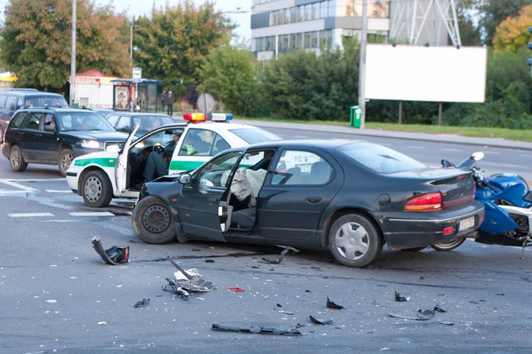 Vilniuje susidūrus automobiliams nukentėjo motociklininkas