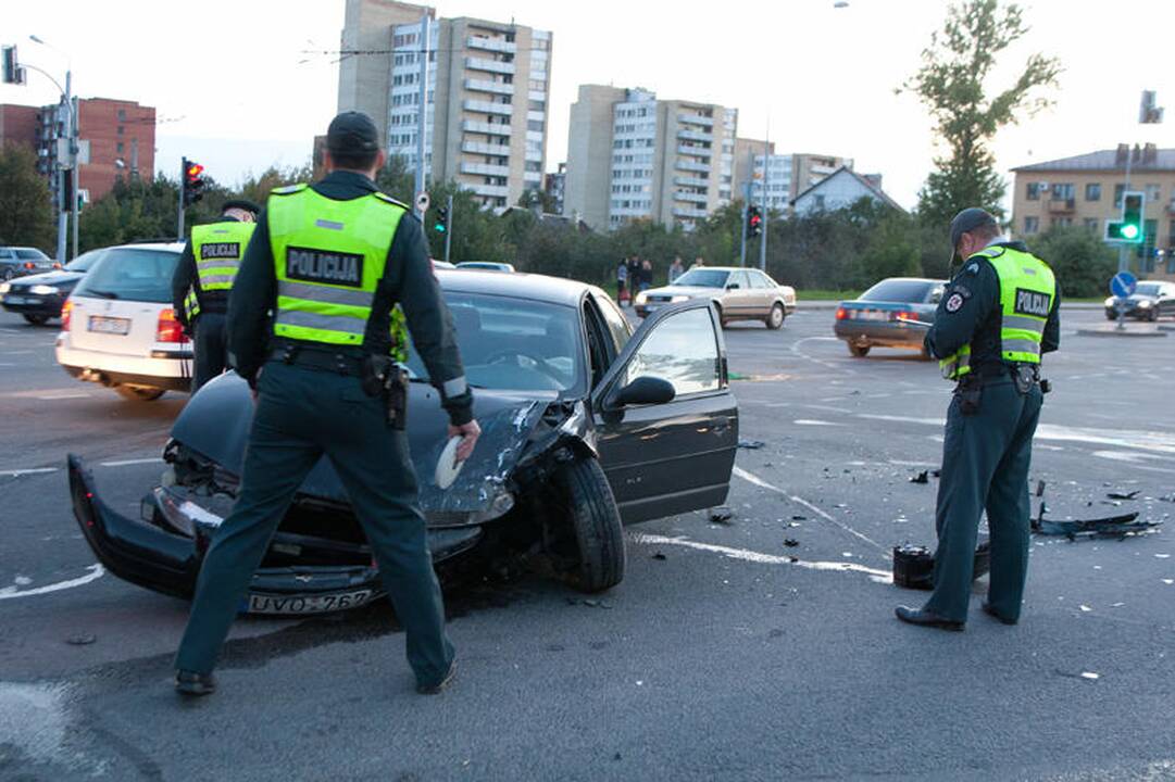 Vilniuje susidūrus automobiliams nukentėjo motociklininkas