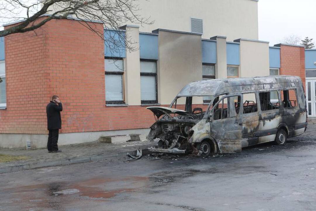 Padegėjai Klaipėdoje supleškino laidojimo įmonės mikroautobusą