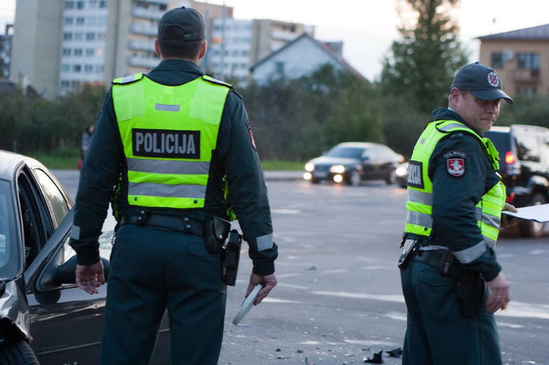 Vilniuje susidūrus automobiliams nukentėjo motociklininkas