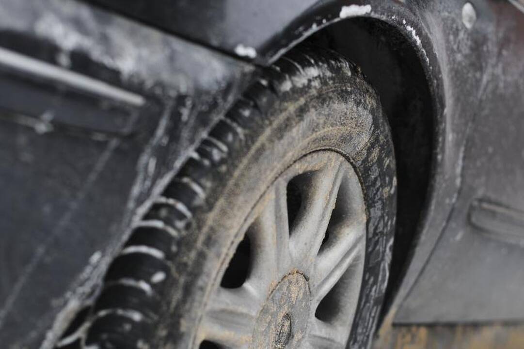 Vairuotojų dilema: žiemą plauti automobilį ar ne?