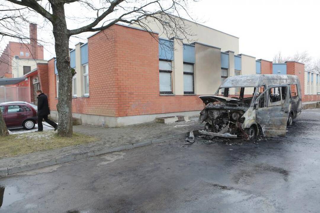 Padegėjai Klaipėdoje supleškino laidojimo įmonės mikroautobusą